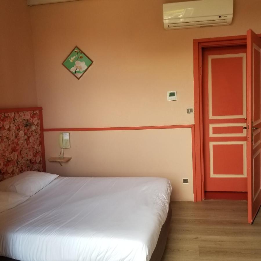 Logis Hotel Du Terreau Маноск Экстерьер фото