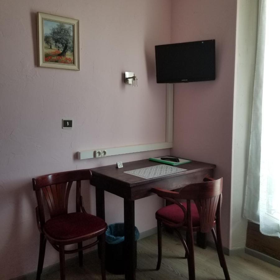 Logis Hotel Du Terreau Маноск Экстерьер фото