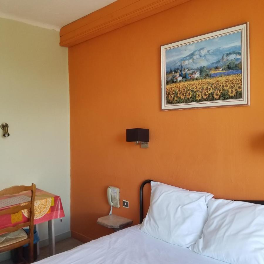 Logis Hotel Du Terreau Маноск Экстерьер фото